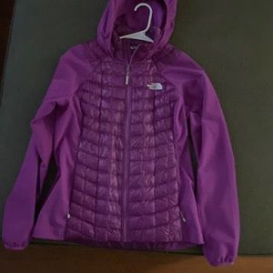 North face women’s puffer vest with sleeves. Purple new without tags. Size small
